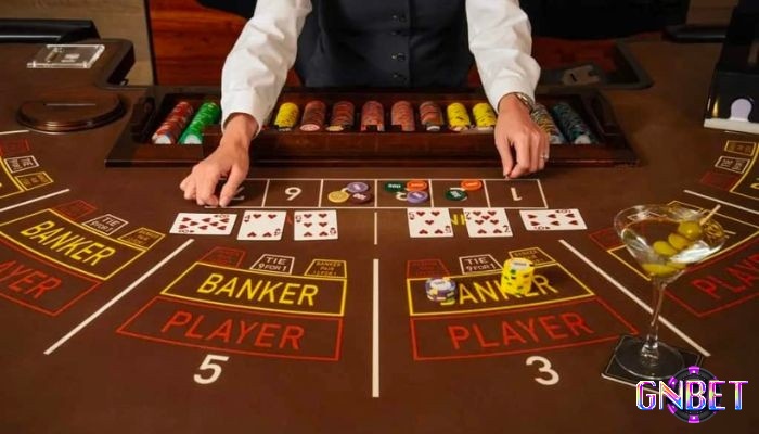 Baccarat là trò chơi hấp dẫn, thu hút đông đảo người chơi cả trong sòng bạc truyền thống và trực tuyến.