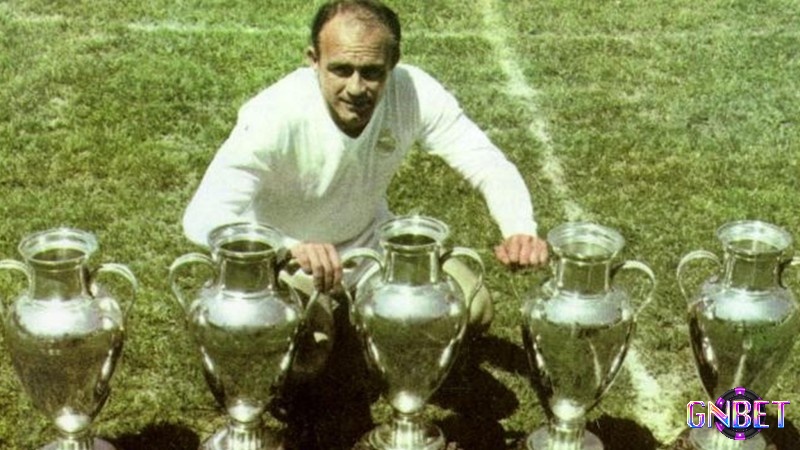 Cầu thủ vĩ đại nhất mọi thời đại với thành tích ấn tượng Alfredo Di Stefano