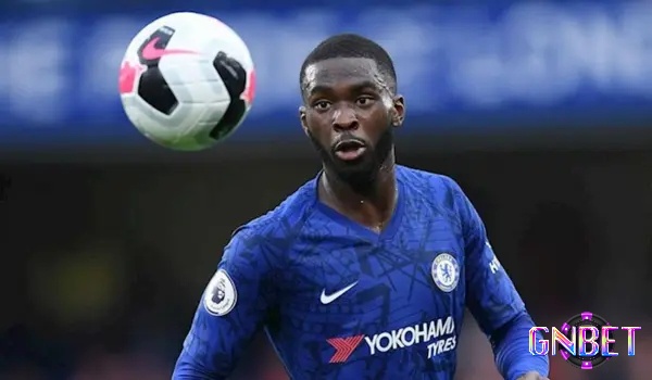 Fikayo Tomori là một trung vệ đa năng và trẻ tuổi, đã vượt qua kỳ vọng và ghi danh vào danh sách top trung vệ xuất sắc nhất Serie A mùa giải 2021-2022.