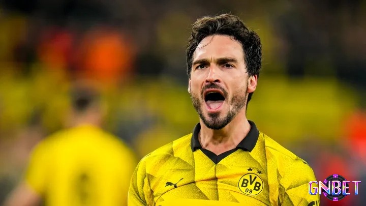 Mats Hummels ấn tượng với sự mạnh mẽ và tự tin trên sân cỏ