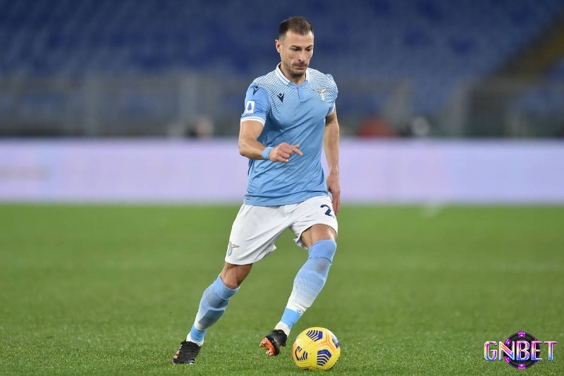 Hậu vệ hay nhất Serie A xuất sắc trên sân cỏ là Stefan Radu (Lazio)